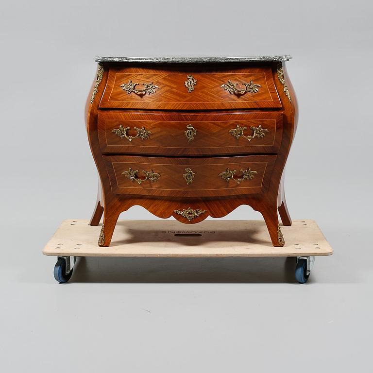 BYRÅ, rokokostil, omkring 1900-talets mitt.