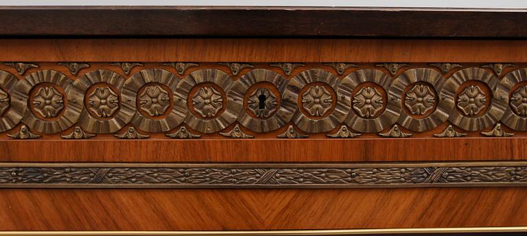 VITRINSKÅP, gustaviansk stil, 1900-talets mitt.