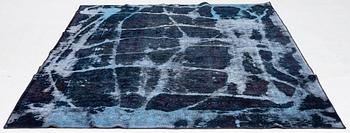 A Vintage Design carpet, approx. 306 x 229 cm, contemporary.