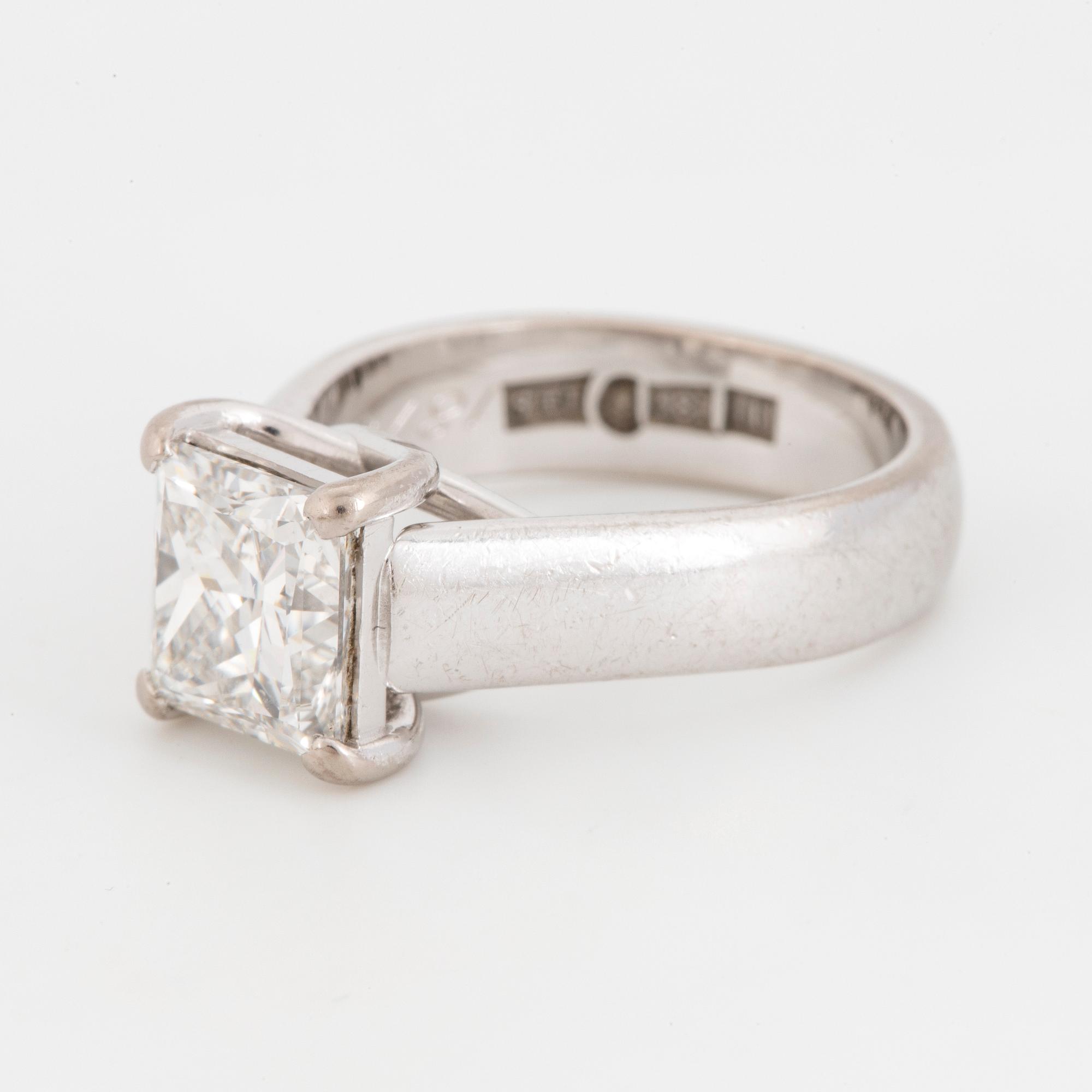 Princess-cut diamond ring, ca 2 ct.