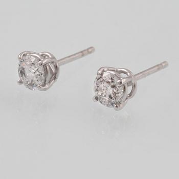 ÖRHÄNGEN, 18K vitguld med briljantslipade diamanter ca 1.09 ct. Vikt 1,7 gram.