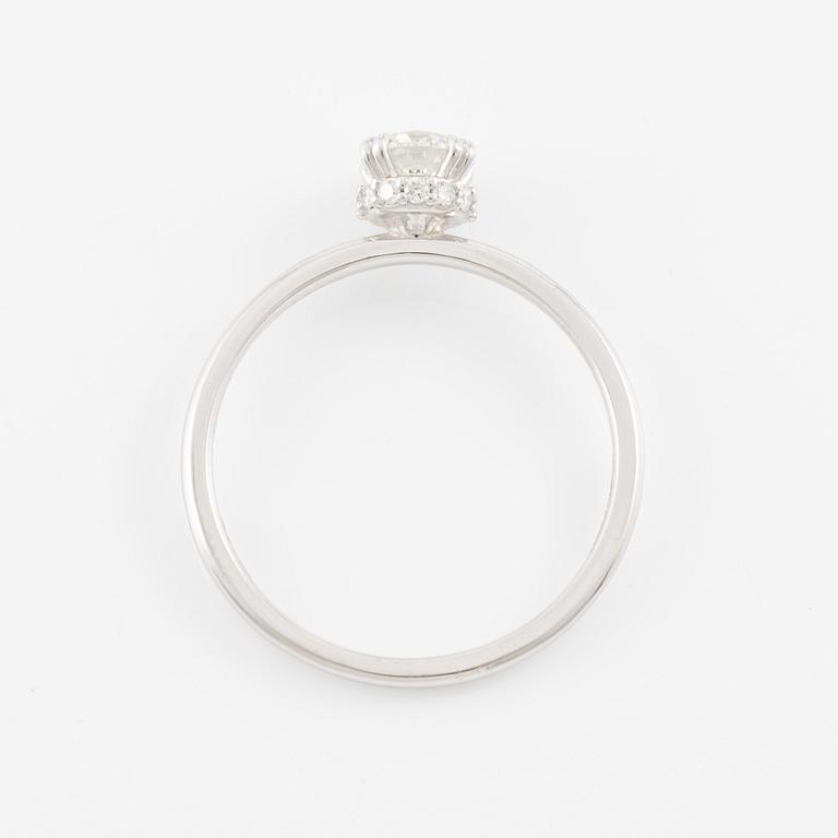 Ring 14K vitguld med briljantslipade diamanter.