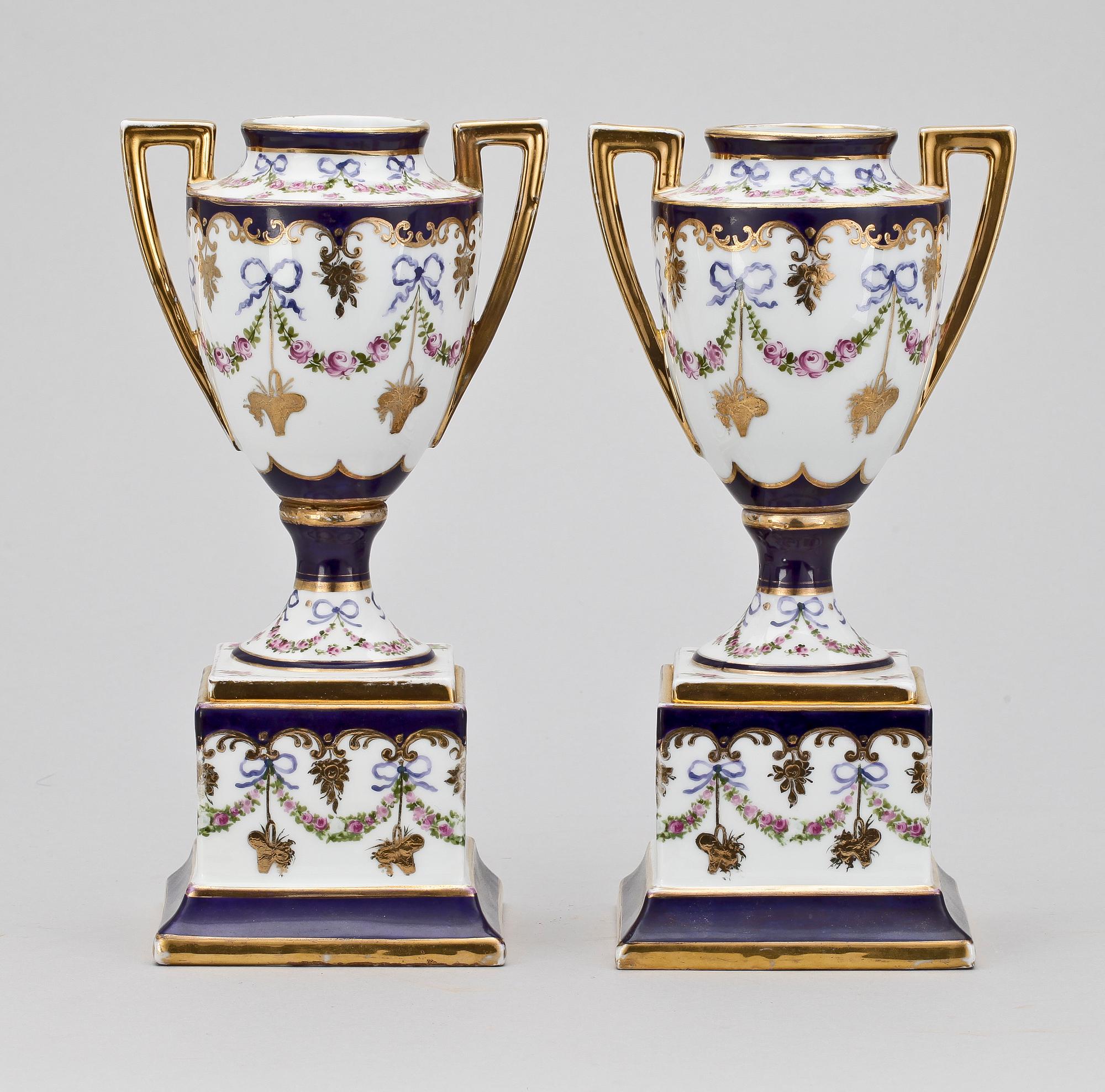 URNOR, ett par, porslin, Wien, tidigt 1900-tal.