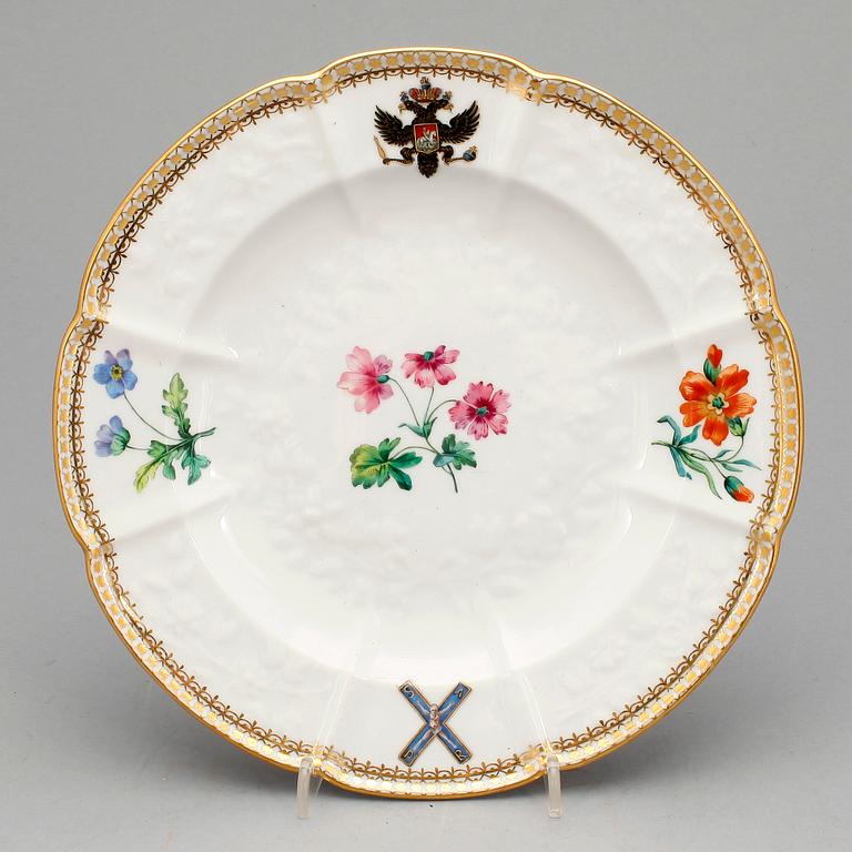 TALLRIK UR KEJSERLIG SERVIS, porslin, Kejserliga Poirslinsmanufakturen, St Petersburg, Kejsar Alexander II. 1800-tal.