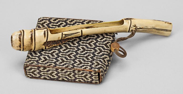 TOBAKSPUNG, textil samt ben, Meiji, Japan.