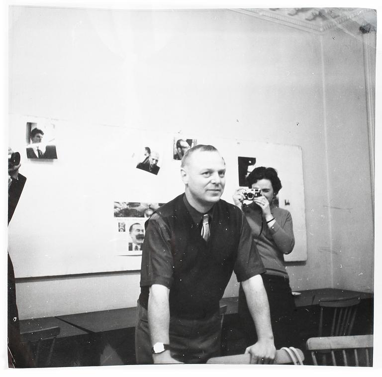 KAMERA samt FOTOGRAFI. Christer Strömholm fotad i skola, 1960-tal.