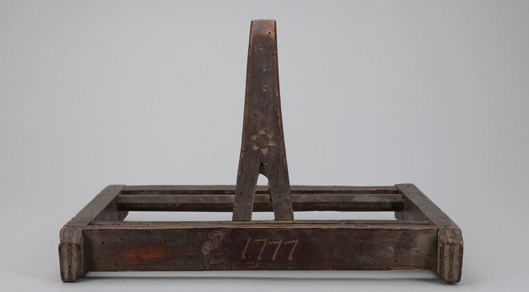 BOKSTÄLL, allmoge, daterad 1777.