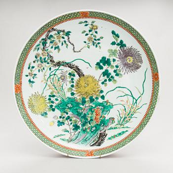 A Chinese modern porcelain dish with chrysanthemum decoration, 21st century.