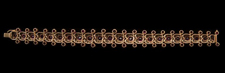 RANNEKORU, 132 8/8 hiottuja timantteja n. 2.64 ct. 66 viistehiottua rubiinia yhteensä n. 15.80 ct. Paino 35,3 g.