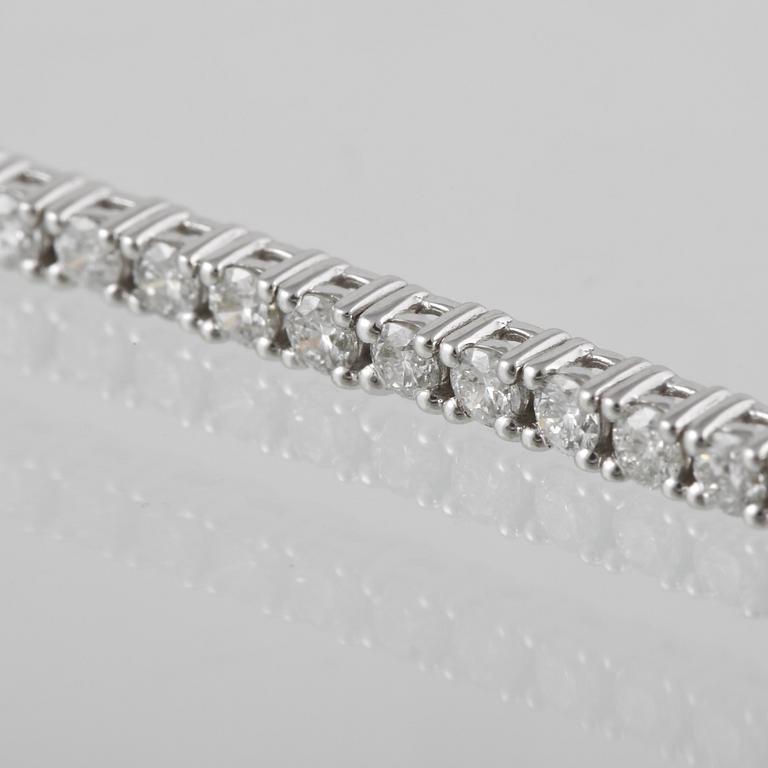 ARMBAND, 18K vitguld med briljantslipade diamanter 2.19 ct. Vikt 6,8 gram.