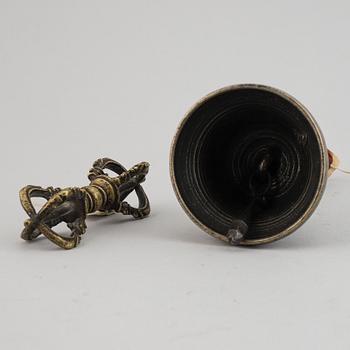 A Tibetan bronze bell/ghanta and vajra, 19th century.