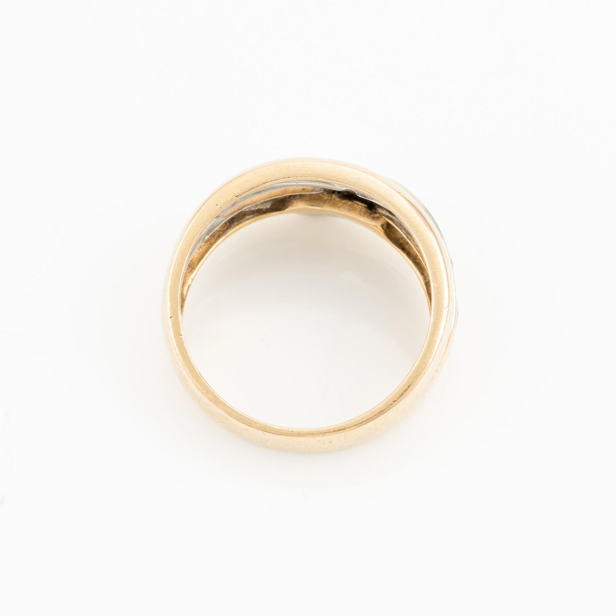 Ring 18K guld med små briljantslipade diamanter.