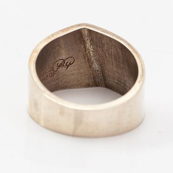 Pekka Piekäinen, Ring, sterlingsilver. Platinoro, Åbo 2007.