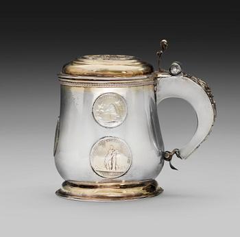 457. TUOPPI, hopeaa. Lars Hackzell Strängnäs 1737-73. Korkeus 15,5 cm. Paino 710 g.