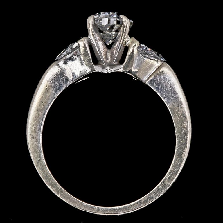 RING, ovalt briljantslipad diamant, ca 1 ct samt triangelslipade diamanter.