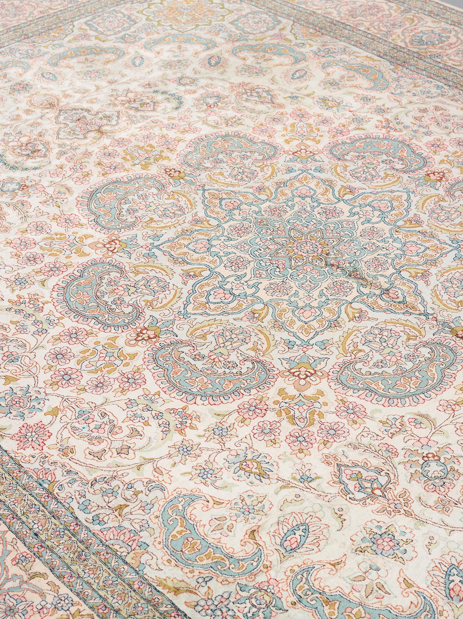 MATTO, an old silk Turkey, ca 428 x 299-307 cm.