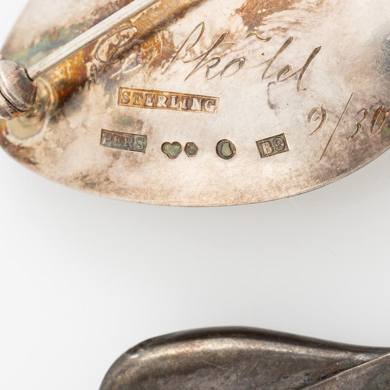 Två broscher, sterlingsilver med stenar, Michelsen, Stockholm 1952 och Per Sköld, Stockholm 1952.