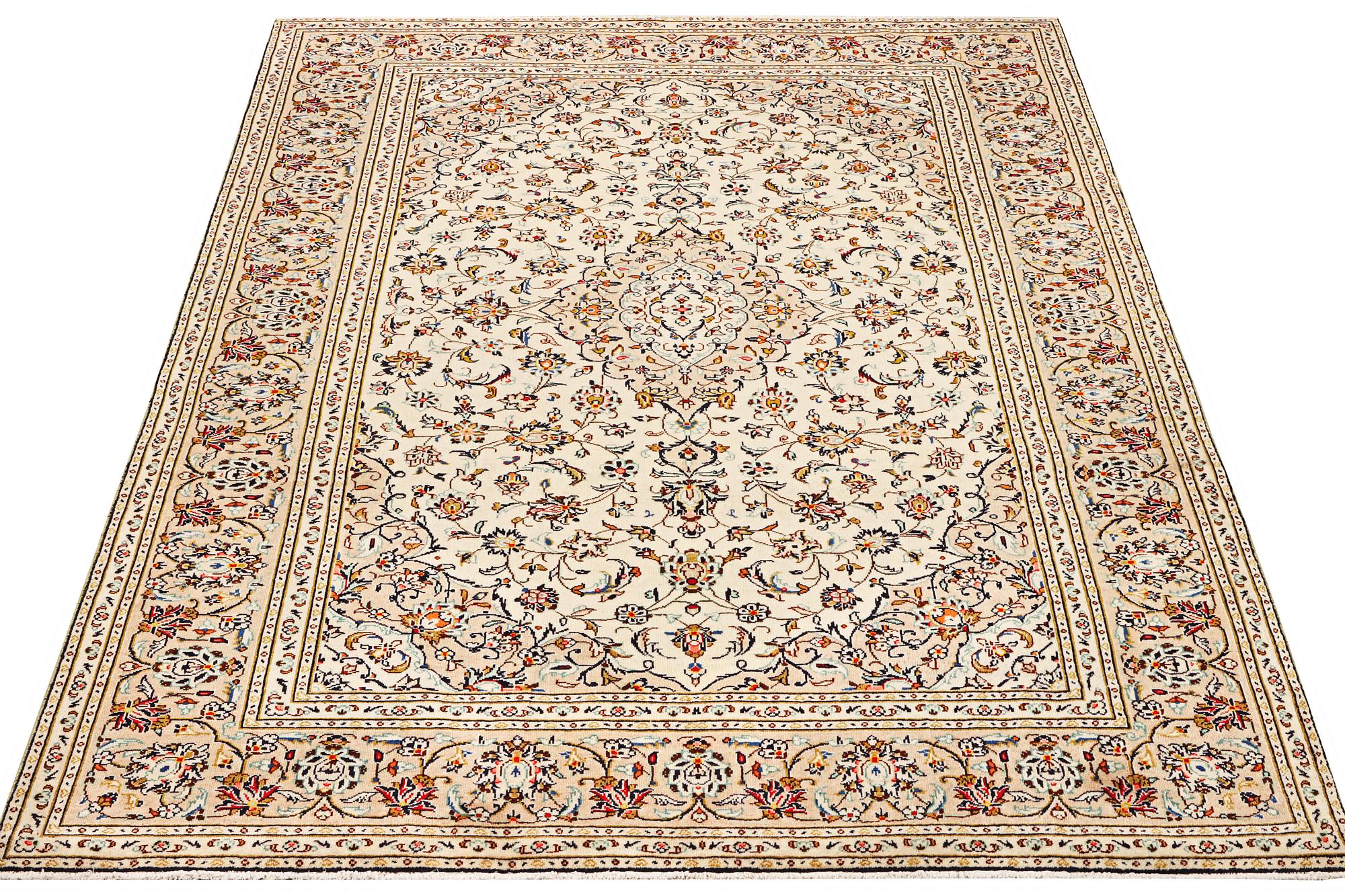 A Keshan carpet, c. 295 x 197 cm.