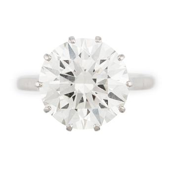 A ring in platinum with a round brilliant-cut diamond.