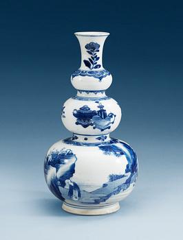 A blue and white triple gourd vase, Qing dynasty, Kang Xi (1662-1722).