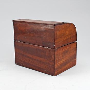 SCHATULL MED FLASKOR. 1800-tal.