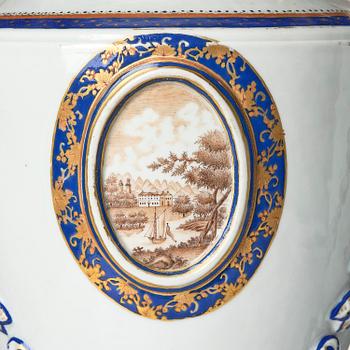 Urnor, ett par, kompaniporslin. Qingdynastin, Qianlong (1736-95).