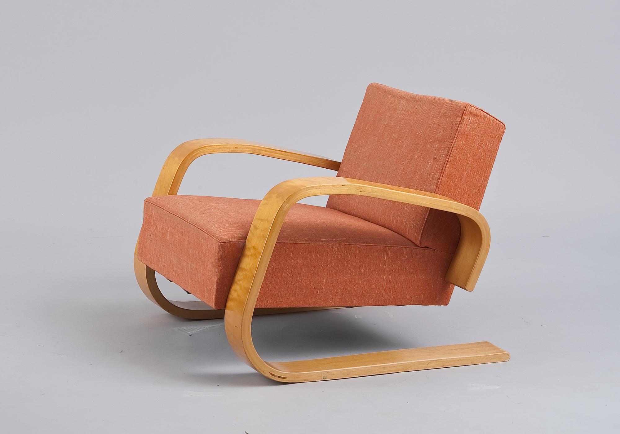 Alvar Aalto, AN ARMCHAIR NO 400.