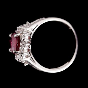 RING, 10 k vitguld, rubin 3.15 ct samt briljantslipade diamanter tot ca 0.70 ct.