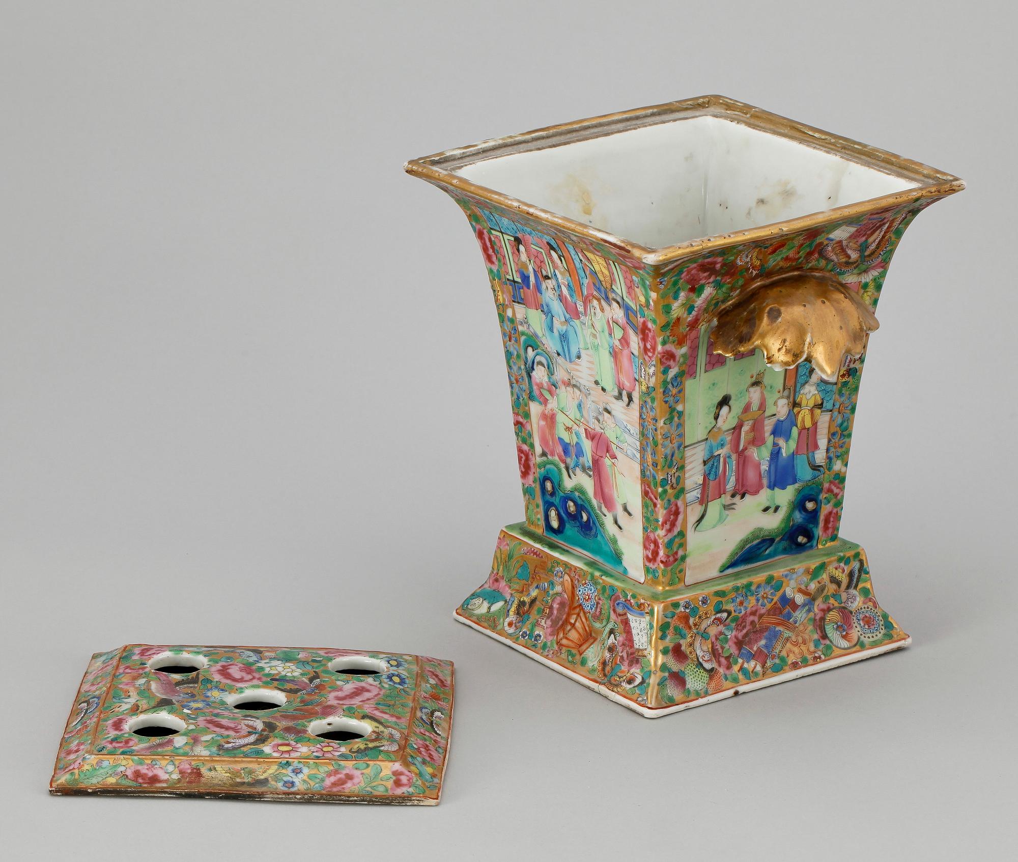TULPANVAS, porslin. Kina, Kanton, 1800/1900-tal.