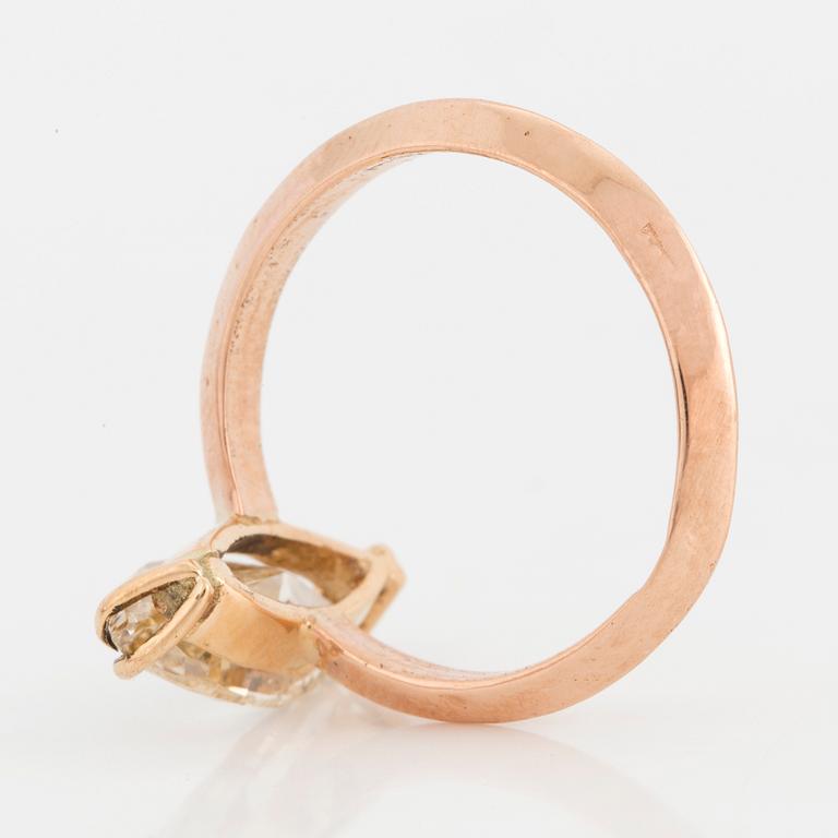 RING, 18K pink gold with a marquise cut diamond in champagne colour, si2, weighing 2.52 cts.