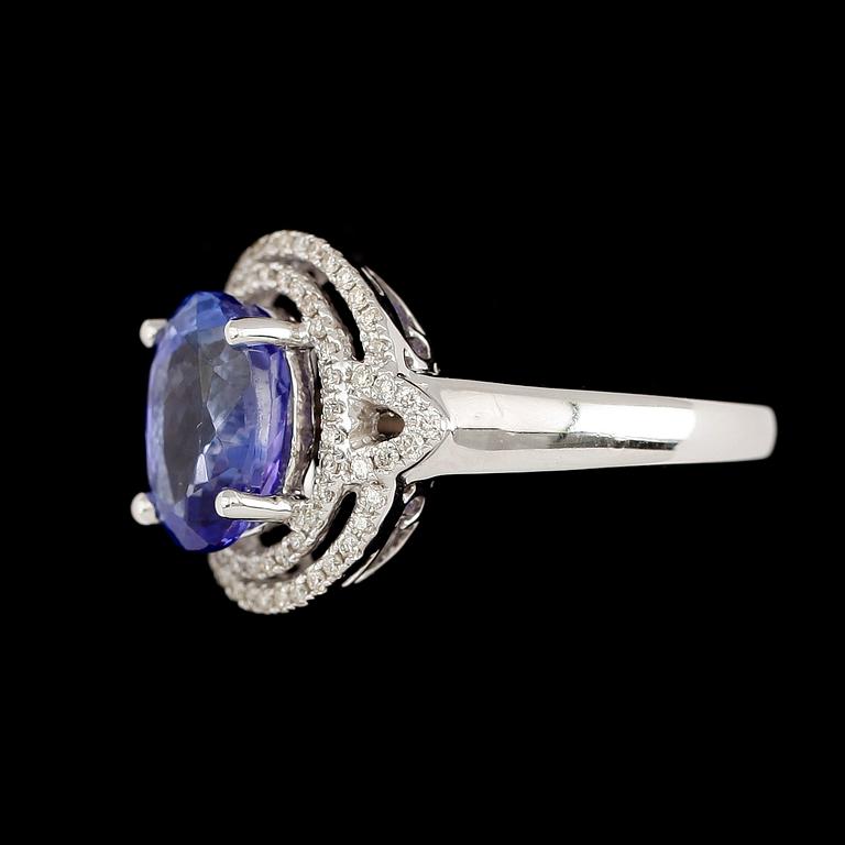 RING, 18 k vitguld, tanzanit ca 3.60 ct, briljantslipade diamanter tot ca 0.31 ct.