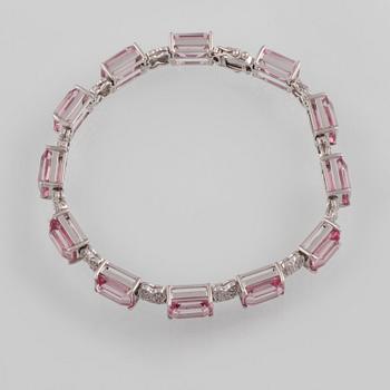 ARMBAND, 14K vitguld med rosa topaser samt briljantslipade diamanter. Vikt 19,5 gram.