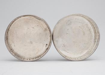 COASTERS, ett par, silver, Hester Bateman, London, England, 1785.