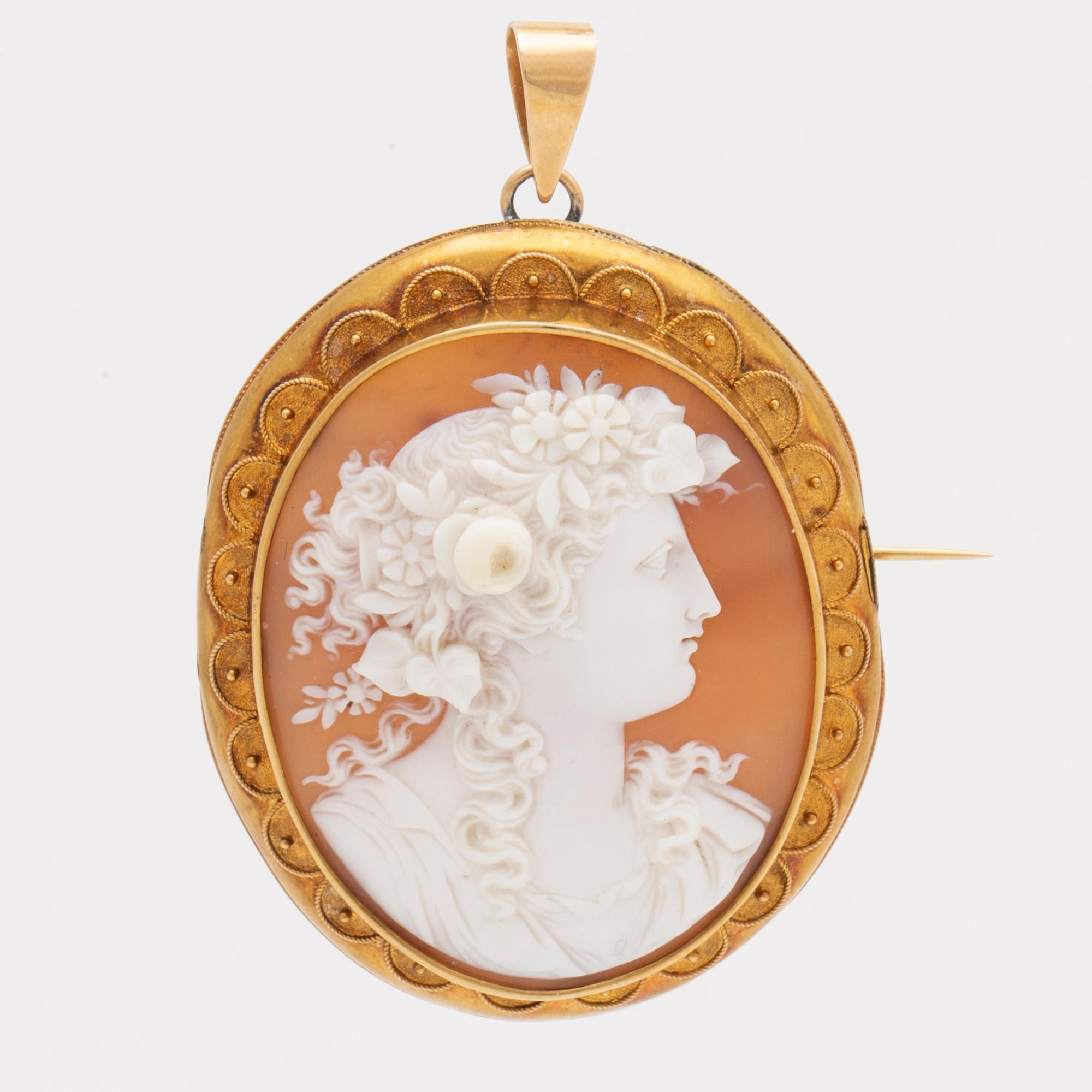 Brooch /pendant 18K gold shell cameo, probably 1800s, approx 6 x 5 cm.