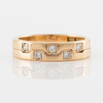 Två ringar 18K guld med runda briljantslipade diamanter.