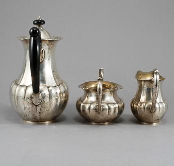 KAFFESERVIS, silver, 3 delar, C G Hallberg, rokokostil, Göteborg, 1925. 983 gram.