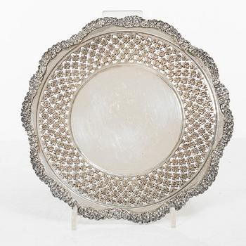 Skål på bricka, silver, Persien (Iran), 1900-tal.