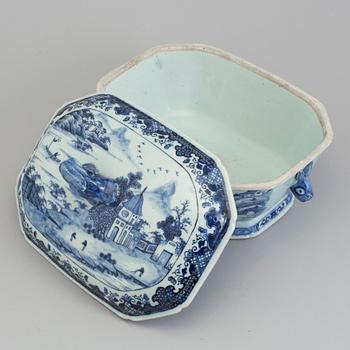 A blue and white export porcelain tureen with cover, Qing dynasty, Qianlong (1736-95).