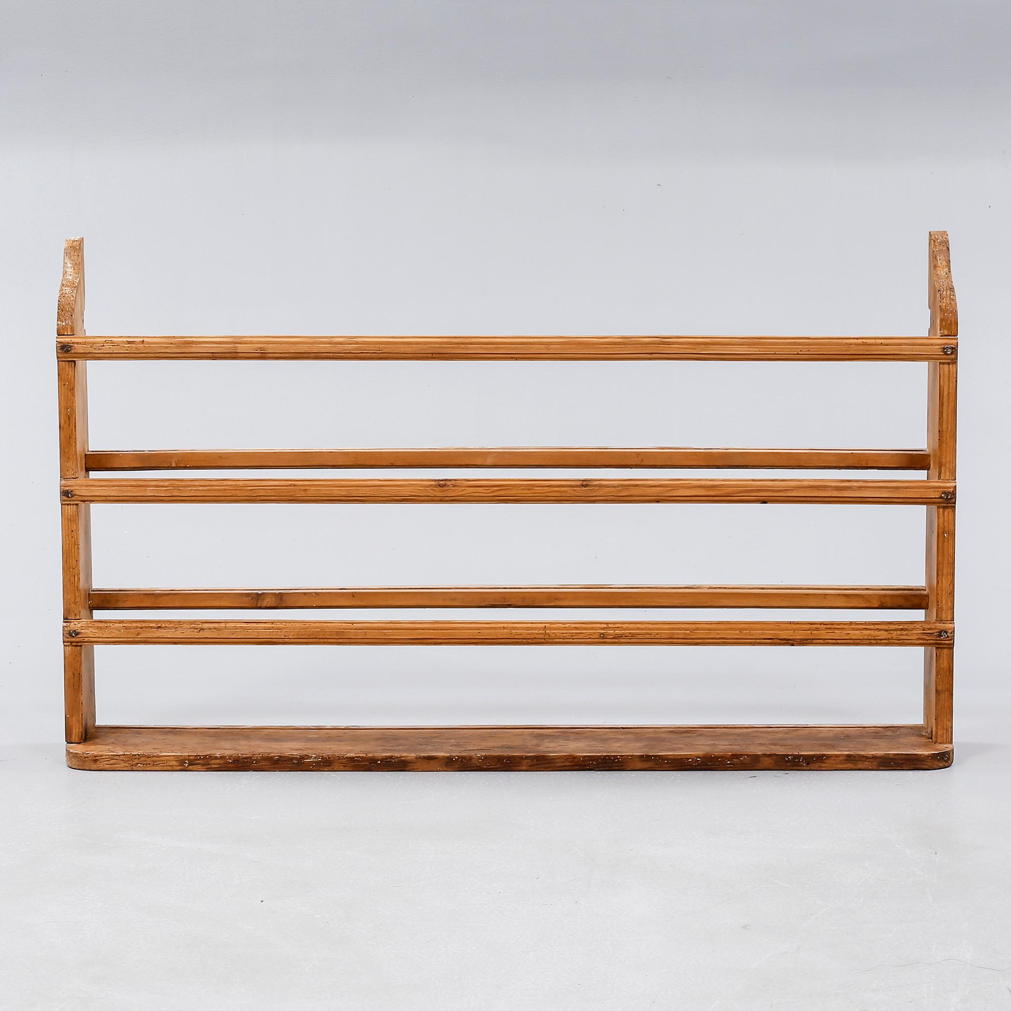 A shelf for plates, around the year 1900.