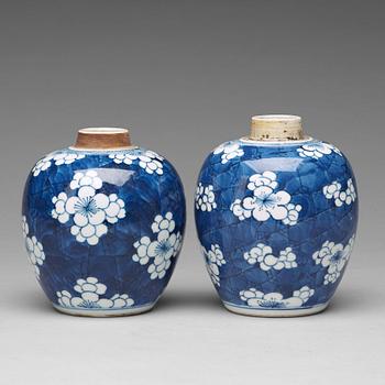 Two blue and white tea caddies, Qing dynasty, Qianlong (1736-95).