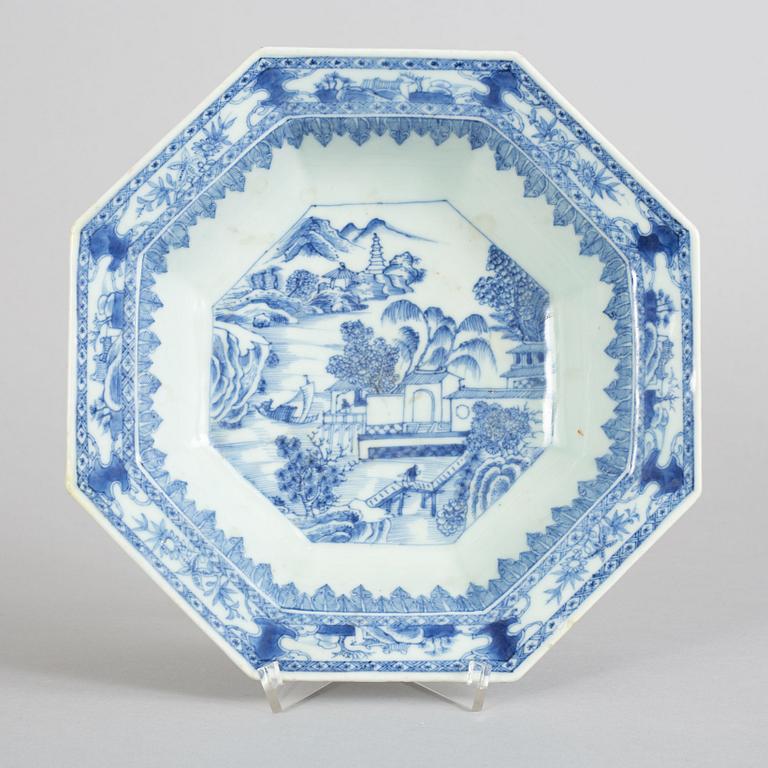 A blue and white octagonal bowl, Qing dynasty, Qianlong (1736-95).