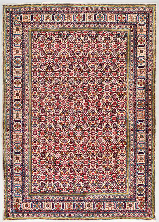 An old/semiantique Täbriz rug, 281 x 198 cm.