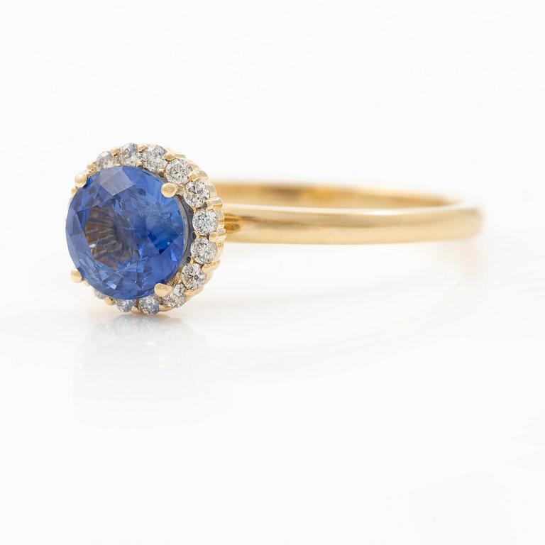 Ring 14K gold with sapphire and brilliant-cut diamonds.