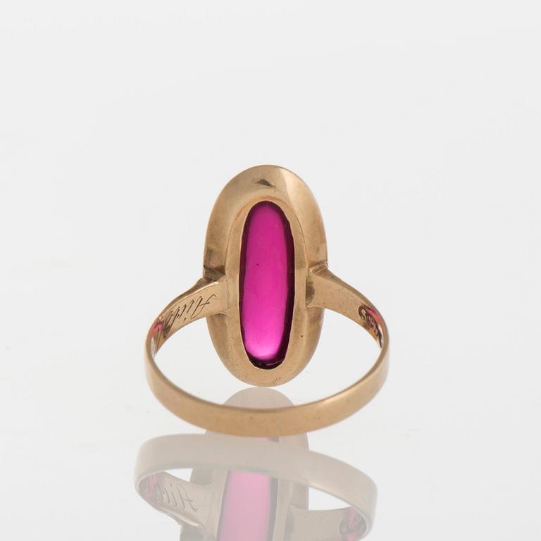 RING, röd syntetisk spinel, 14K guld. Sormus Oy, Lahti 1958.