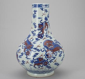 VAS, porslin, Kina 2000-tal.