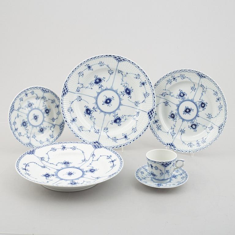 Mat- och kaffeservis, 78 delar, porslin, "Musselmalet", Royal Copenhagen, Danmark.