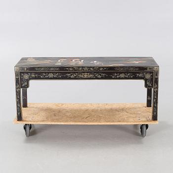 A chinese coffe table from the early 20th century.