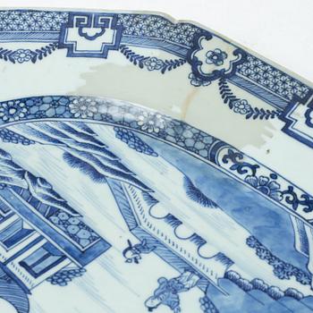 Stekfat samt tre tallrikar, kompaniporslin, Kina, Qingdynastin, 1700-tal.