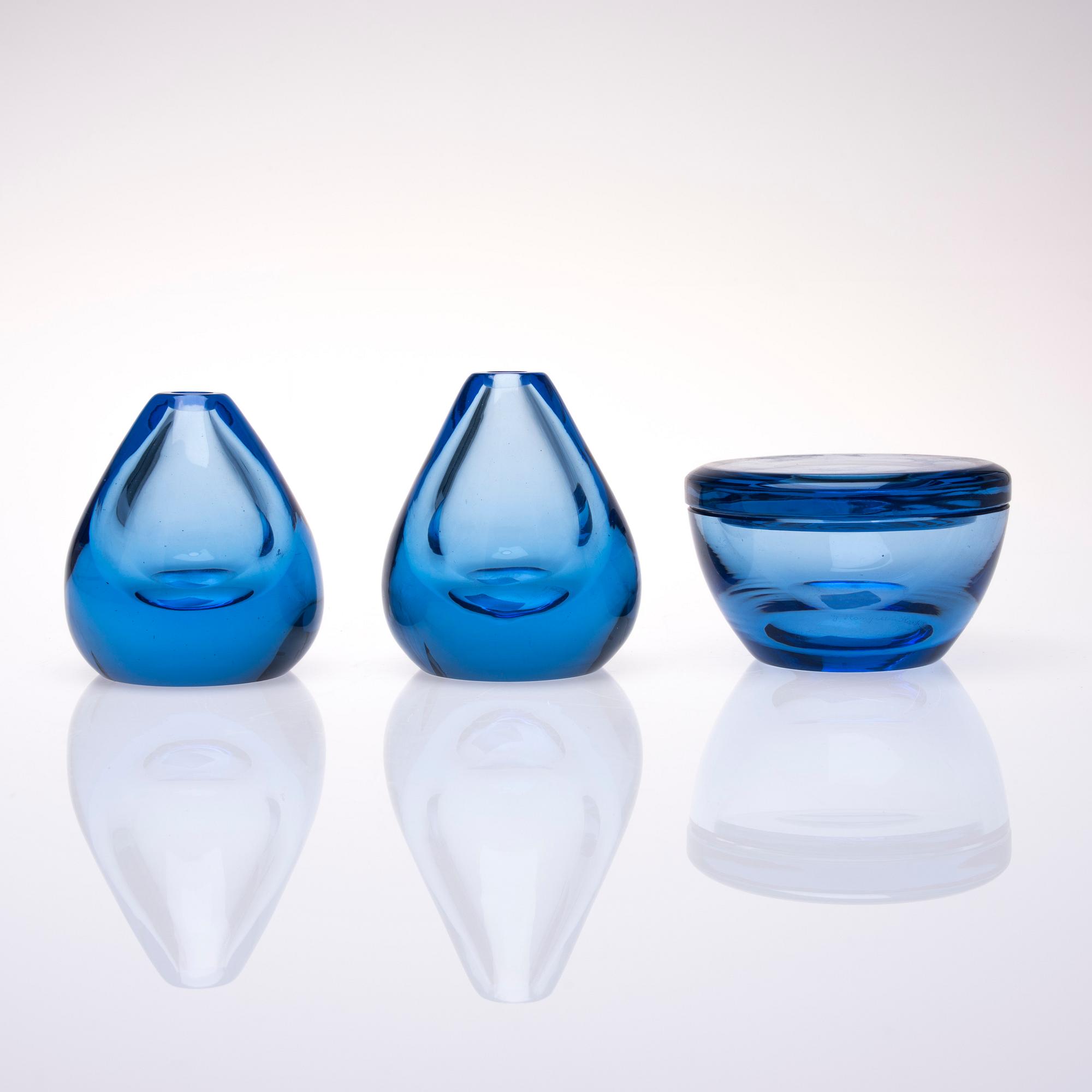 KONSTGLAS, 3 st, signerade G. Hongell, Karhula.