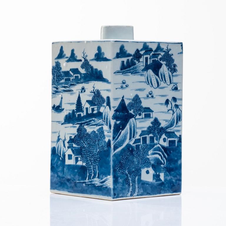 A blue and white tea jar, Qing dynasty, 19th Century.